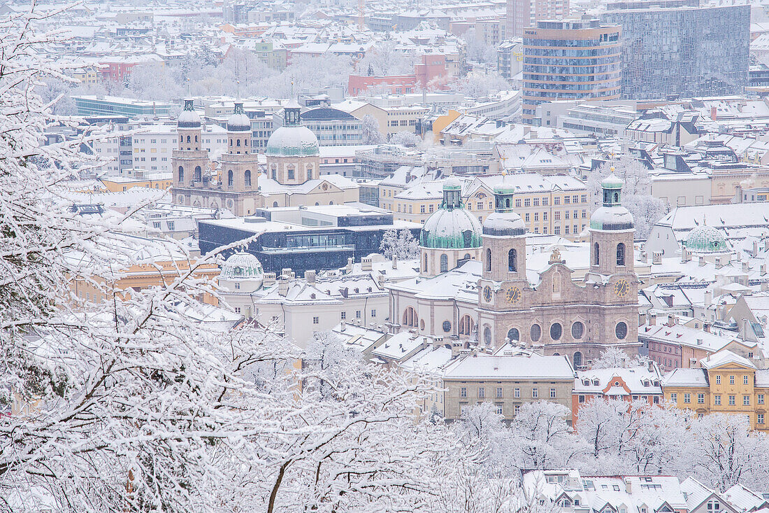Schnee auf den Dächern des Doms und der Jesuitenkirche von Innsbruck, Tirol, Österreich, Europa