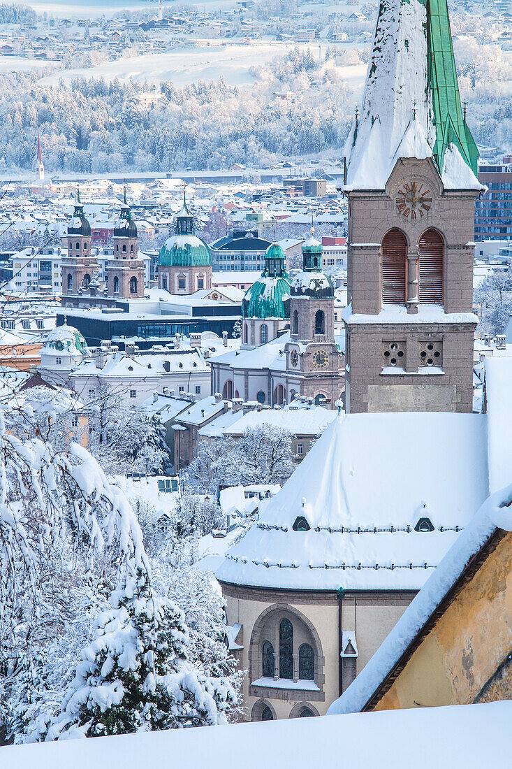 Die schneebedeckten Dächer der Jesuitenkirche, der Sankt Nikolaus Kirche und des Doms nach einem verschneiten Morgen, Innsbruck, Tirol, Österreich, Europa