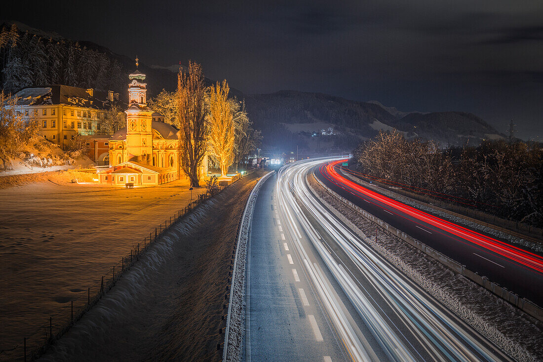 Die Inntalautobahn bei der Karlskirche in einer Winternacht, Volders, Region Hall-Wattens, Innsbruck Land, Tirol, Österreich, Europa
