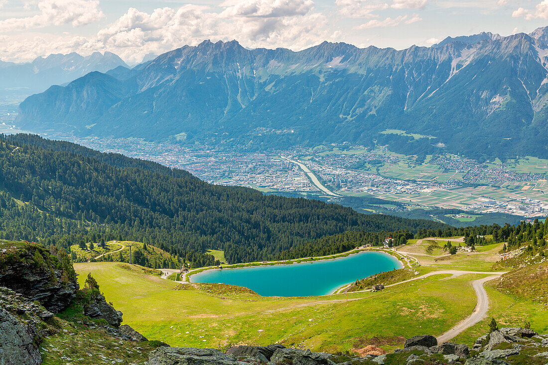 Der Zirbensee mit dem Inntal und der Nordkette im Hintergrund, Tulfes, Innsbrucker Land, Tirol, Österreich, Europa