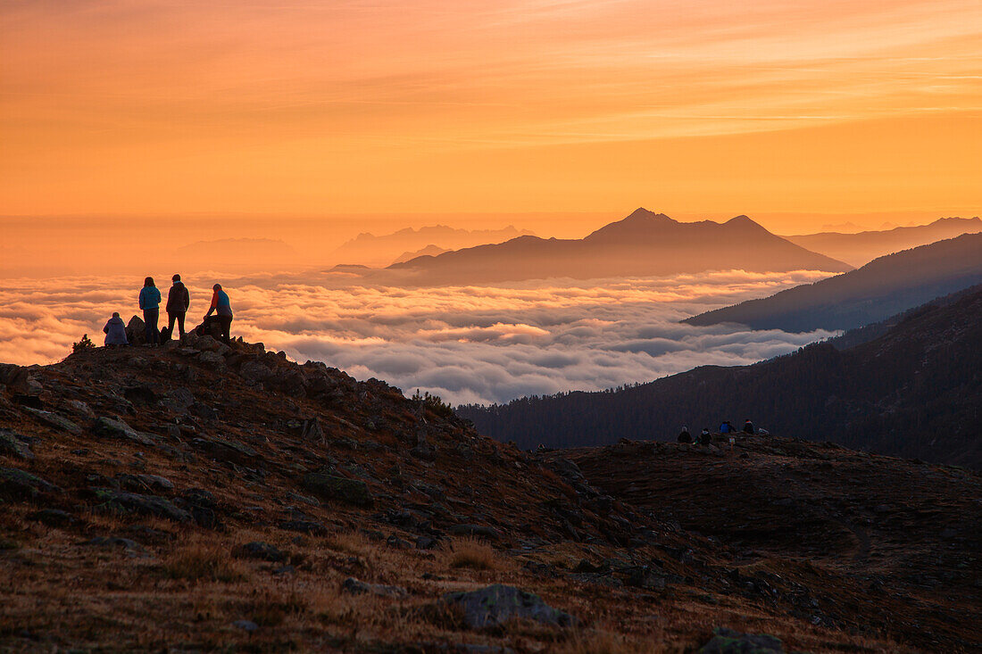 Eine Gruppe von Wanderern beobachtet den Sonnenaufgang auf dem Patscherkofel, Innsbruck Land, Tirol, Österreich, Europa