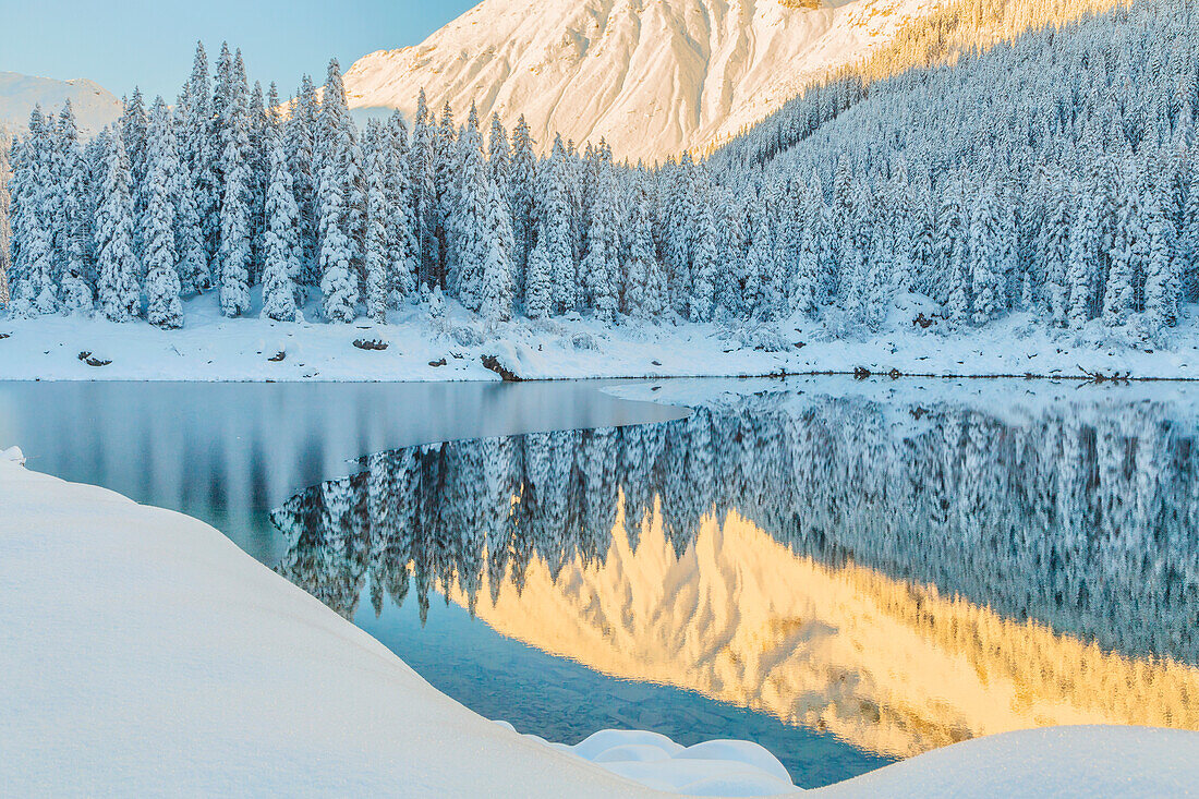 Lake Obernberg with the Tribulaun mountain in the background after the snowfall, Obernberg am Brenner, Innsbruck Land, Tyrol, Austria, Europe