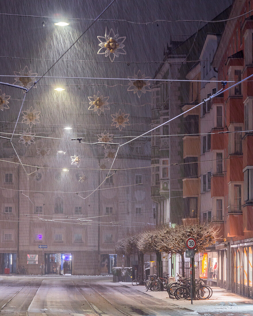 Burggrabenstraße in einer verschneiten Nacht, Innenstadt, Innsbruck Stadt, Innsbruck, Tirol, Österreich, Europa