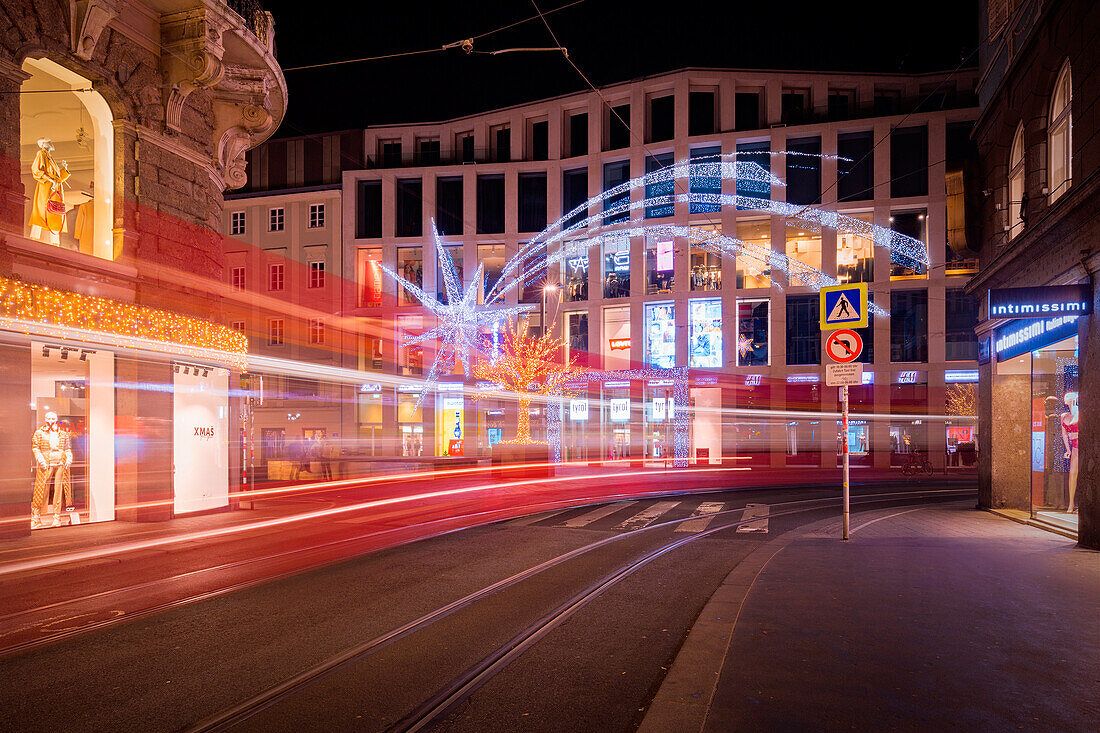 Weihnachtsbeleuchtung am Kaufhaus Tyrol an einem kalten Winterabend, Anichstraße, Innsbruck, Innsbruck Stadt, Tirol, Österreich, Europa