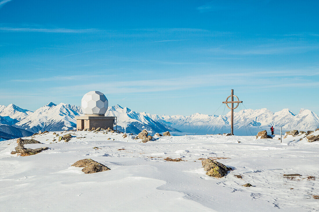 Der Gipfel des Patscherkofels mit seiner Wetterstation an einem Wintermorgen, Innsbruck Land, Tirol, Österreich, Europa