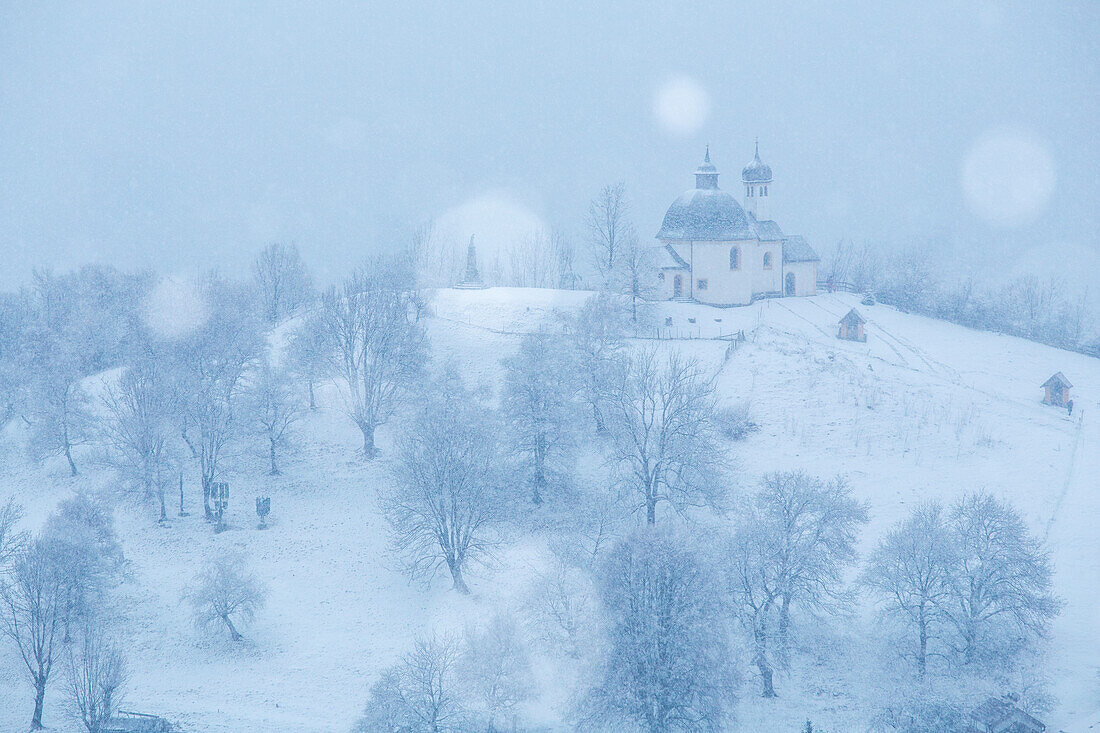 Ein verschneiter Tag am Kalvarienberg in Arzl, Innsbruck, Innsbruck Stadt, Tirol, Österreich, Europa