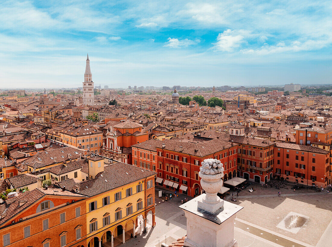 Modena, Emilia Romagna, Italien. Stadtbild und Ghirlandina-Turm von oben.