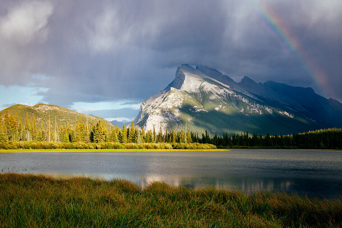 Stürmisches Wetter und Regenbogen bei Vermillion Lakes, Banff National Park, Kanadische Rockies, Kanada.
