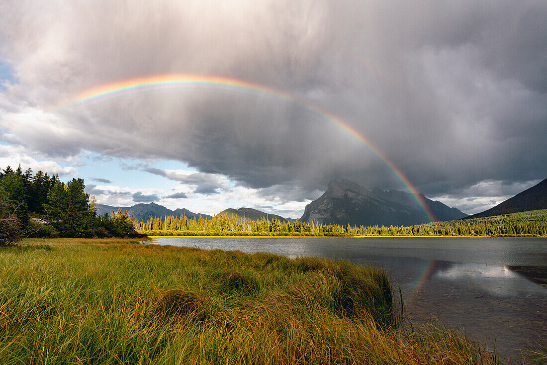 Stürmisches Wetter und Regenbogen an den Vermillion Lakes, Banff National Park, Kanadische Rockies, Kanada.