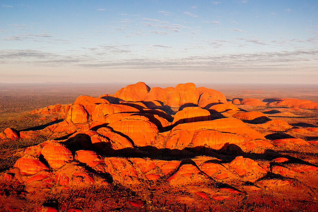 Kata-Tjuta-Felsen bei Sonnenaufgang aus dem Hubschrauber, Luftaufnahme, Red Center. Nördliches Territorium, Australien