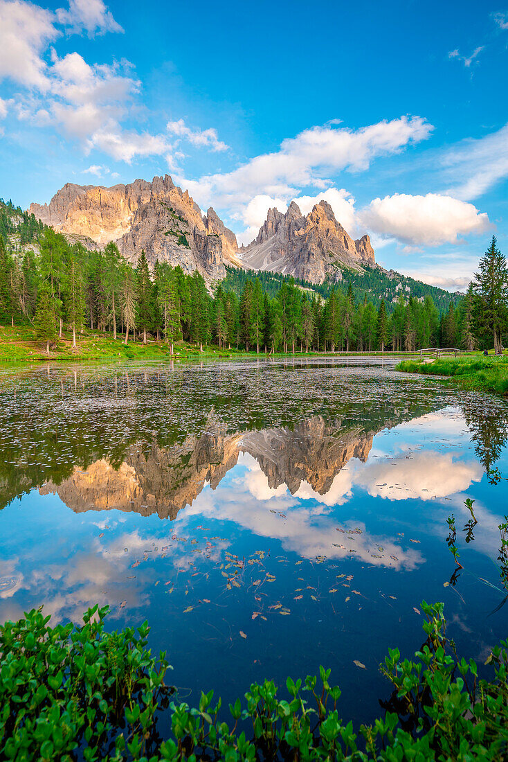 Gebirgsreflexionen am Lago Antorno. Venetien, Belluno, Sextner Dolomiten, Italien