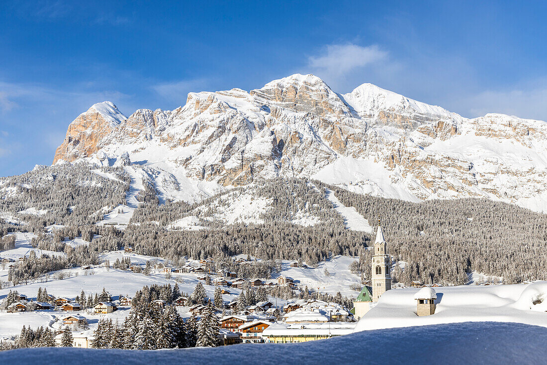 Italien, Venetien, Provinz Belluno, Boite-Tal, Blick auf die Tofane-Gruppe und Cortina d'Ampezzo nach Schneefall