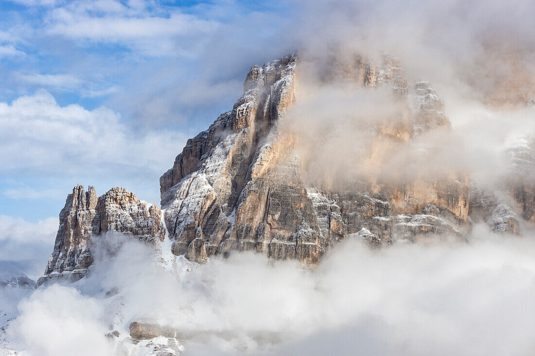 Italien, Venetien, Provinz Belluno, die Wolken lassen die Form der Tofana di Rozes erkennen