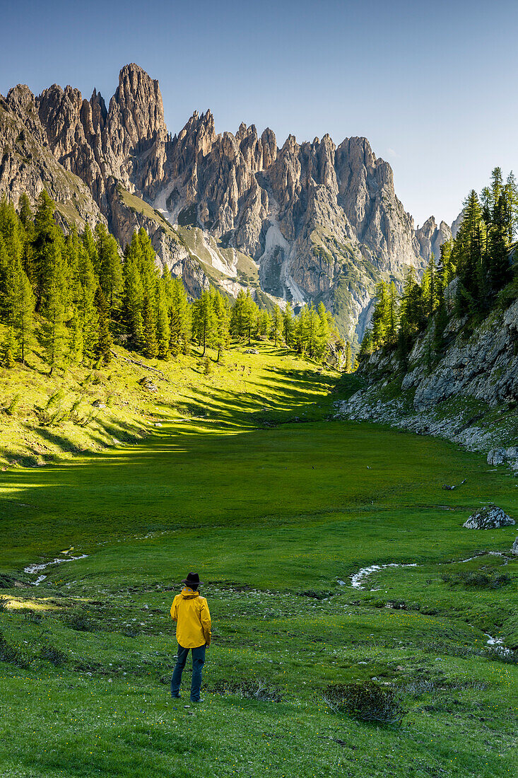 Italien, Venetien, Provinz Belluno, Auronzo di Cadore, Wanderer bewundert Cadini di Misurina in den frühen Morgenstunden (MR)