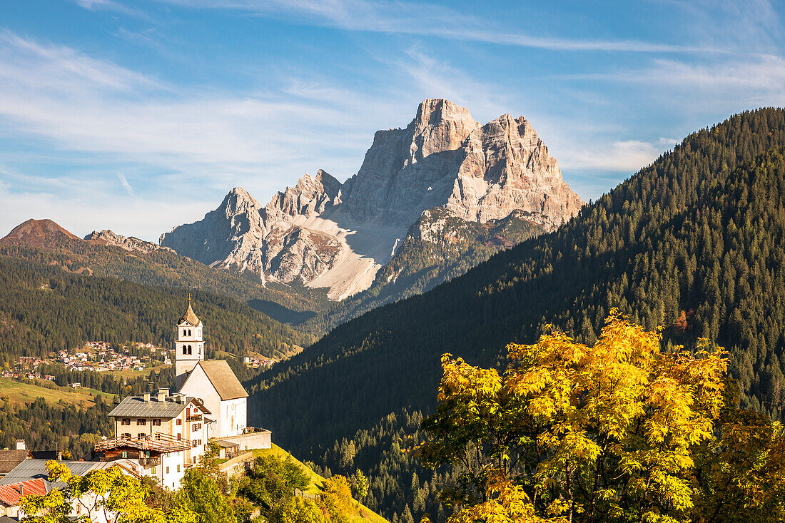 Italien, Venetien, Provinz Belluno, die ikonische Kirche des Colle Santa Lucia mit dem Berg Pelmo im Hintergrund