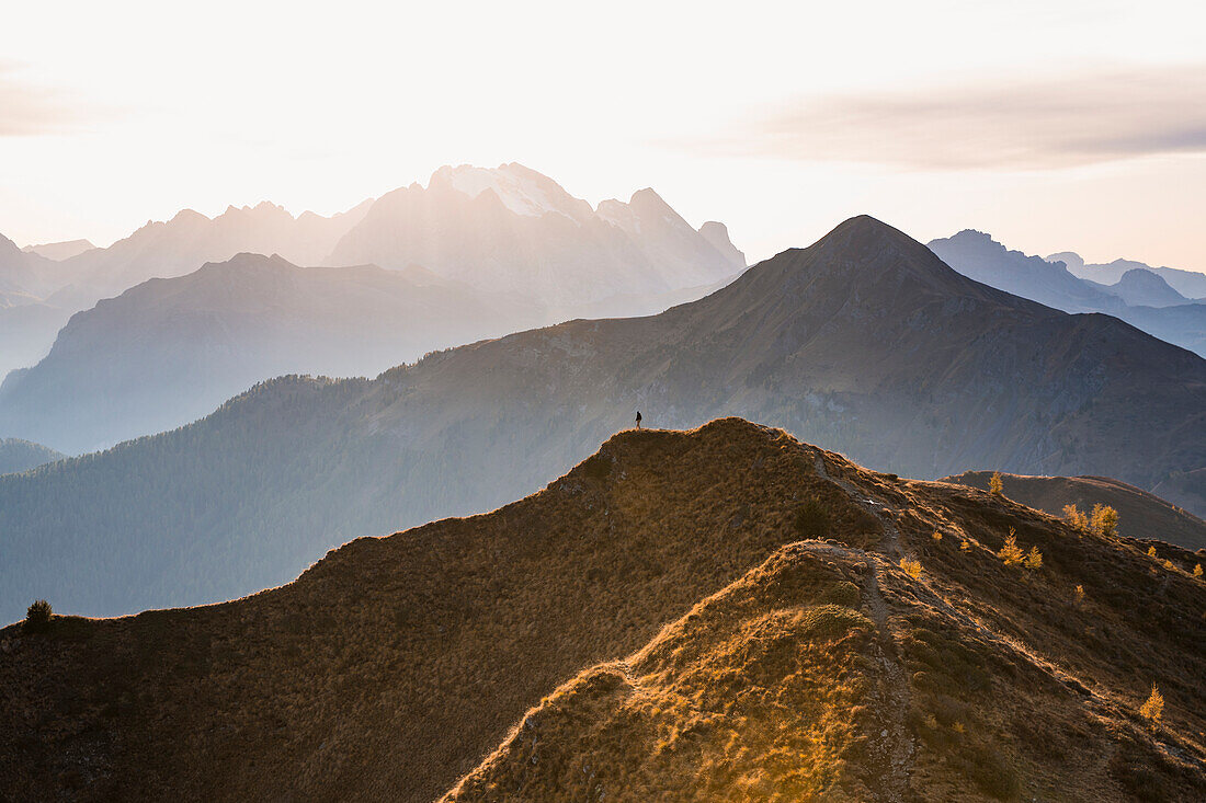 Italien, Venetien, Provinz Belluno, die Sonne geht hinter der Marmolada unter