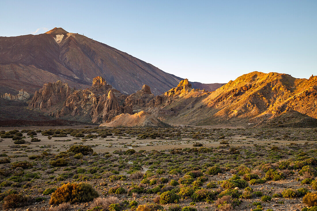 Spanien, Kanarische Inseln, Teneriffa, Teide-Nationalpark, Blick auf den Pico del Teide und die Felsformationen Roques de Garcia