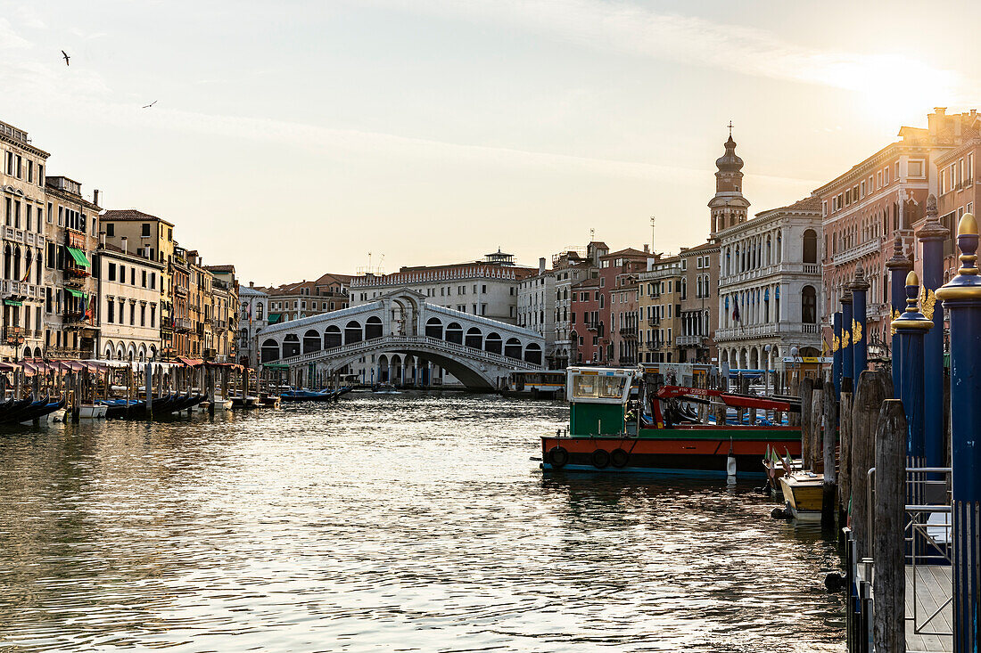 Italy,Veneto,Venice,the sun rises over the Canal Grande (Grand Canal), with Ponte di Rialto (Rialto Bridge) in the background