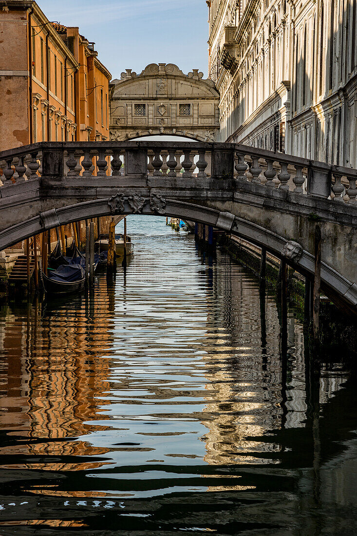 Italy, Veneto, Venice, Ponte dei Sospiri(Bridge of Sighs), iconic white-stone enclosed bridge