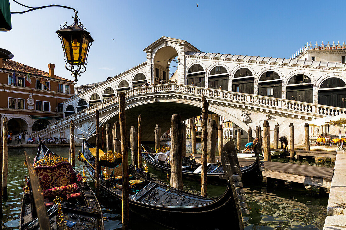 Italy, Veneto, Venice, the famous Ponte di Rialto (Rialto Bridge) and gondolas in the foreground