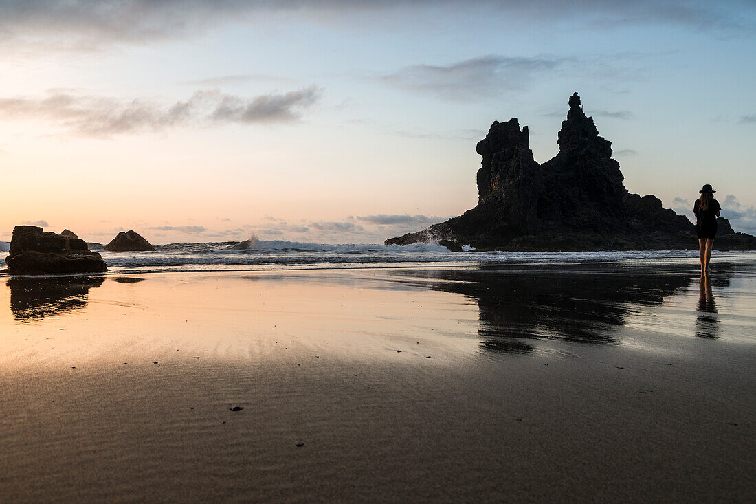 Spanien,Kanarische Inseln,Teneriffa,Anaga Rural Park, eine Frau am Playa de Benijo bei Sonnenuntergang