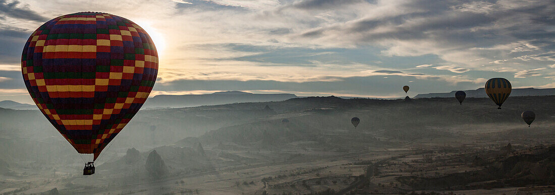 Heißluftballons fliegen auf Goreme, Kappadokien, Türkei
