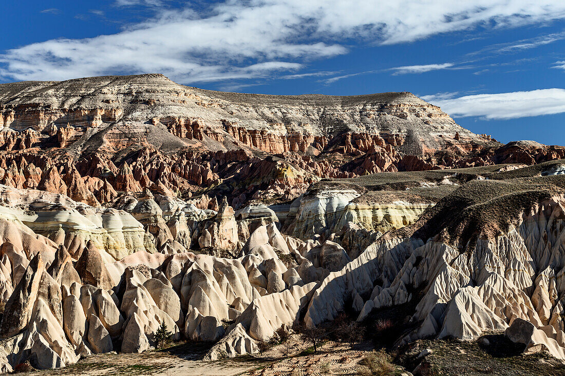 Blauer Himmel über dem Rosental, Goreme, Kappadokien, Türkei