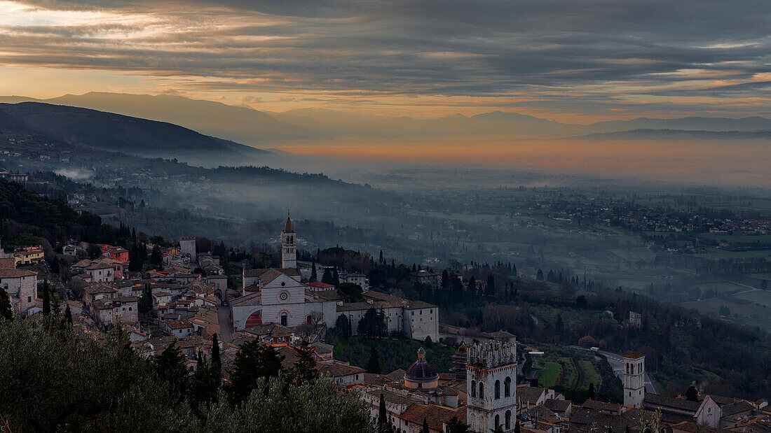 sonnenaufgang in assisi, assisi, perugia, umbrien, italien, südeuropa, europa