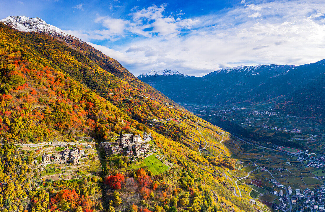 Altes Dorf von Roncaiola im Herbst mit Blick auf das Tal. Tirano, Valtellina, Lombardei, Italien, Europa.