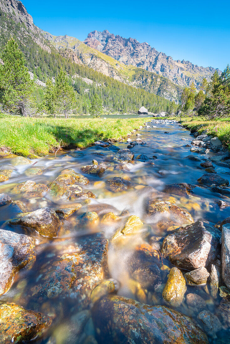 Kleiner Bach beim Lac de Servaz, Vallon de Chalamy, Naturpark Mont Avic, Aostatal, Italienische Alpen, Italien