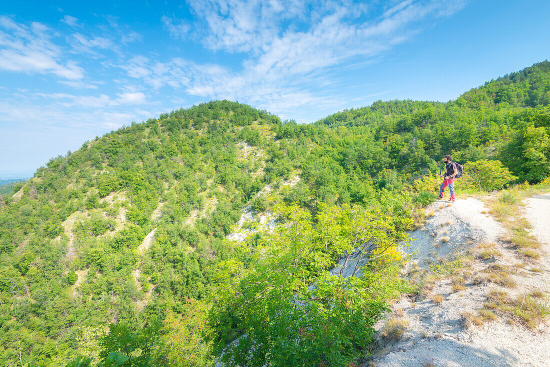 Ein Wanderer in der Nähe des Monte Bastia, Oltrepo Pavese, Provinz Pavia, Apennin, Lombardei