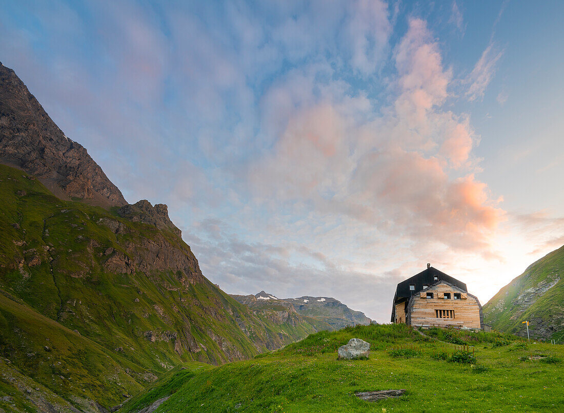 Schutzhütte Bezzi in der Morgendämmerung, Valgrisenche, Vallee d Aoste, Italienische Alpen, Italien