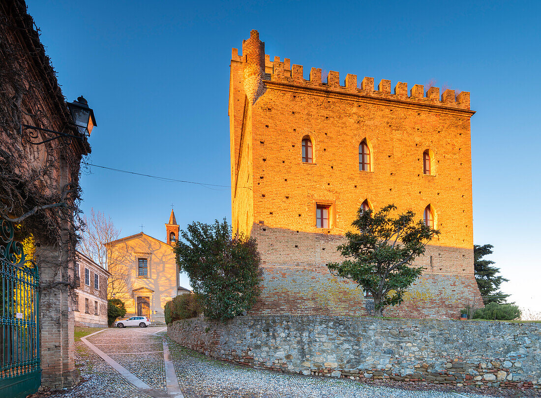 Kirche und Schloss von Nazzano (Valle Staffora, Oltrepo Pavese, Provinz Pavia, Lombardei, Italien)