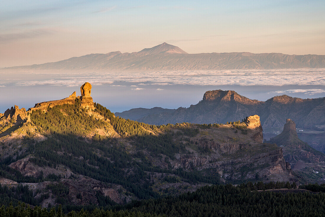 Spanien, Kanarische Inseln, Gran Canaria, Blick auf den Roque Nublo und den Pico de Teide im Hintergrund