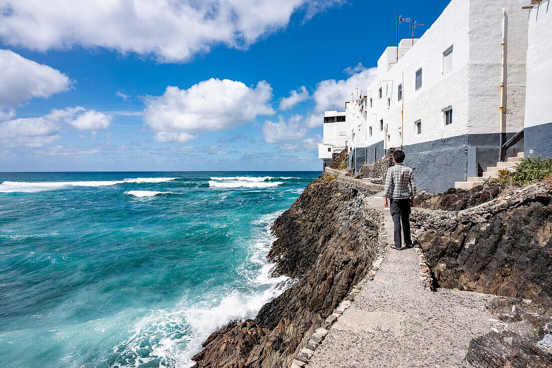 Spanien, Kanarische Inseln, Gran Canaria, ein Mann steht in einer engen Straße in El Roque (MR)