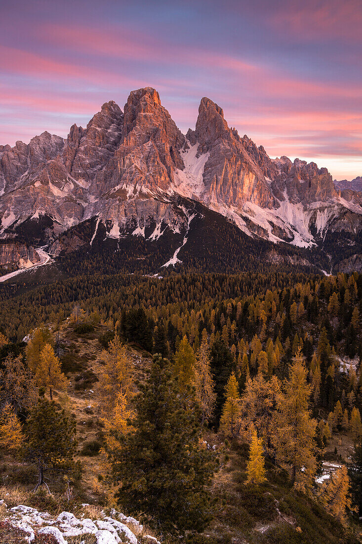 Der Berg Cristallo und der Piz Popena bei Sonnenaufgang, Cortina d'Ampezzo, Provinz Belluno, Venetien, Italien