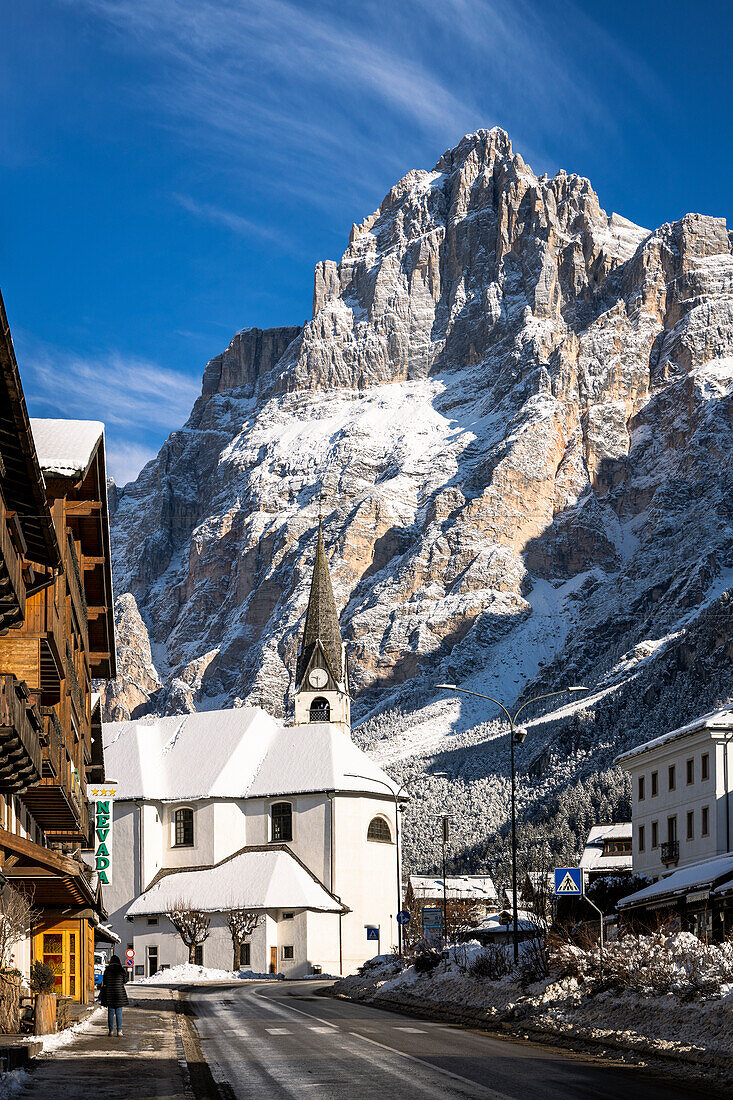 San Vito di Cadore und Croda Marcora nach einem Schneefall, Boite-Tal, Provinz Belluno, Italien