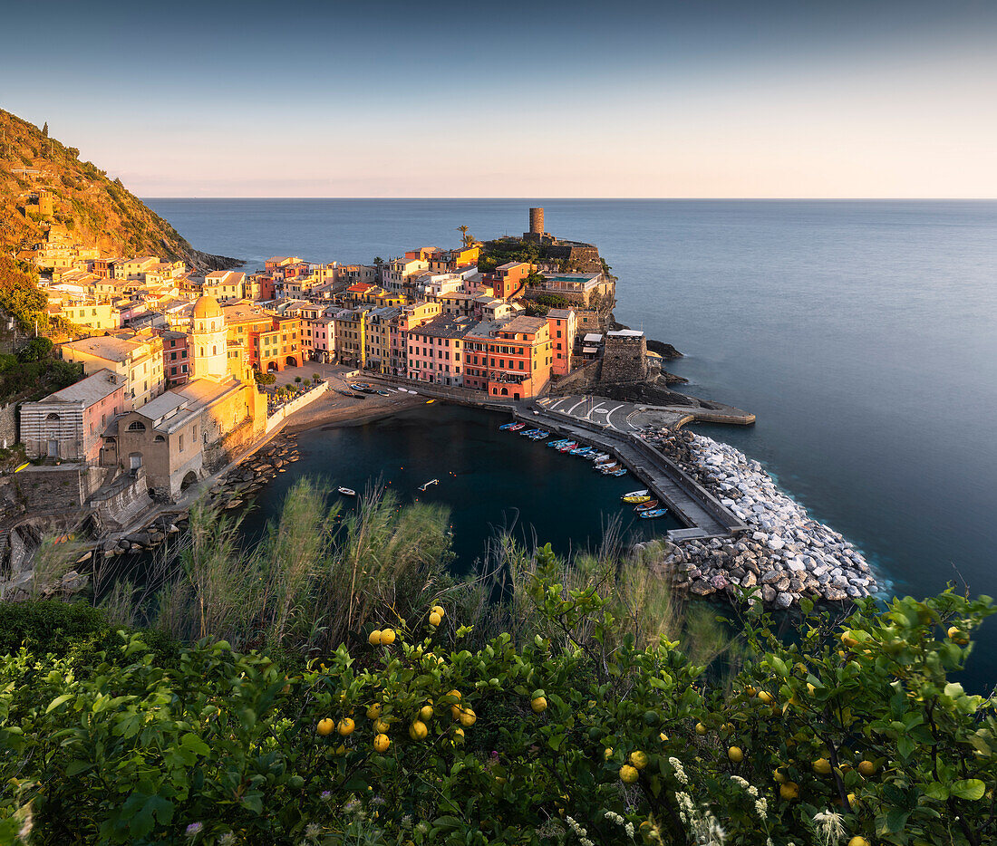 Sonnenuntergang über dem Dorf Vernazza, Unesco-Weltkulturerbe, Nationalpark der Cinque Terre, Gemeinde Vernazza, Provinz La Spezia, Region Ligurien, Italien, Europa