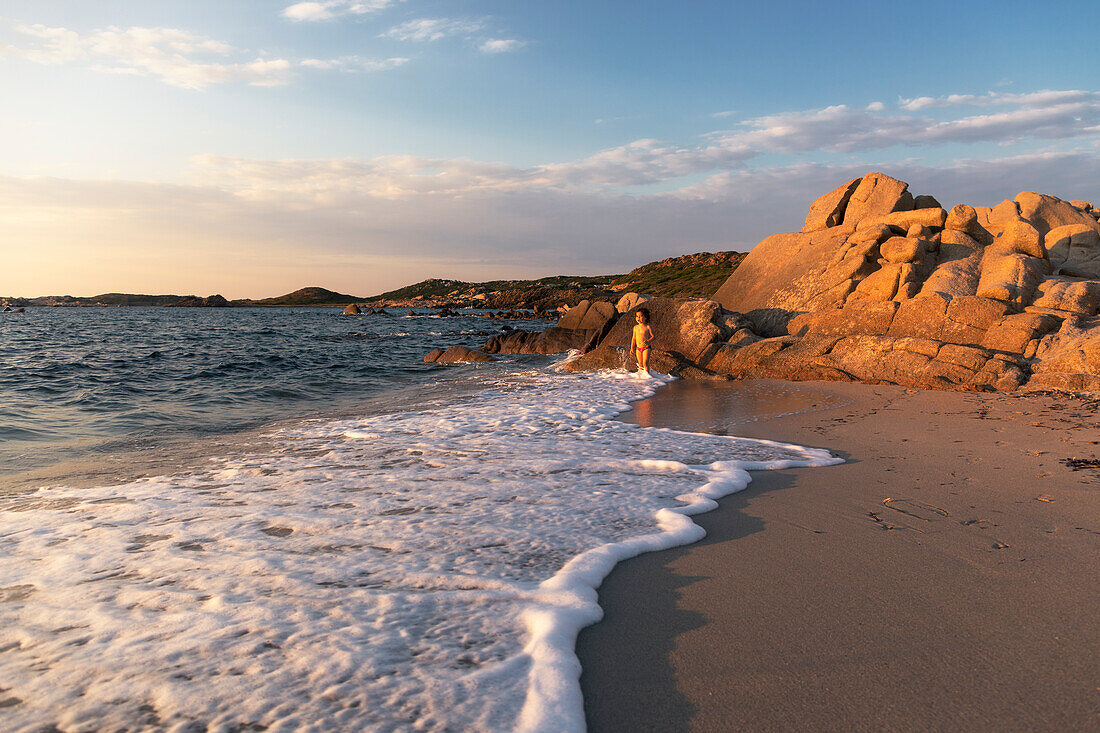 Sonnenuntergang am Strand von Bassa Trinita, Cala Trinita, Insel La Maddalena, Provinz Sassari, Sardinien, Italien, Europa.