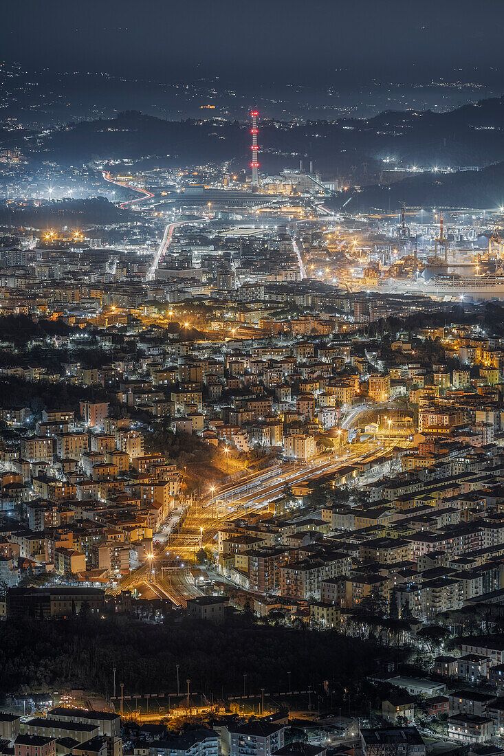 Stadtnacht über der Stadt La Spezia, darüber der Hauptbahnhof und das Wärmekraftwerk Eugenio Montale, Provinz La Spezia, Region Ligurien, Italien, Europa