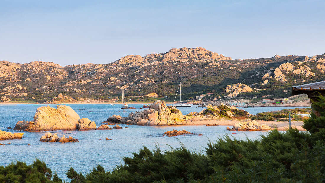 Blick auf den Strand von Abatoggia, Punta Abbatoggia, Insel Maddalena, Provinz Sassari, Sardinien, Italien, Europa.