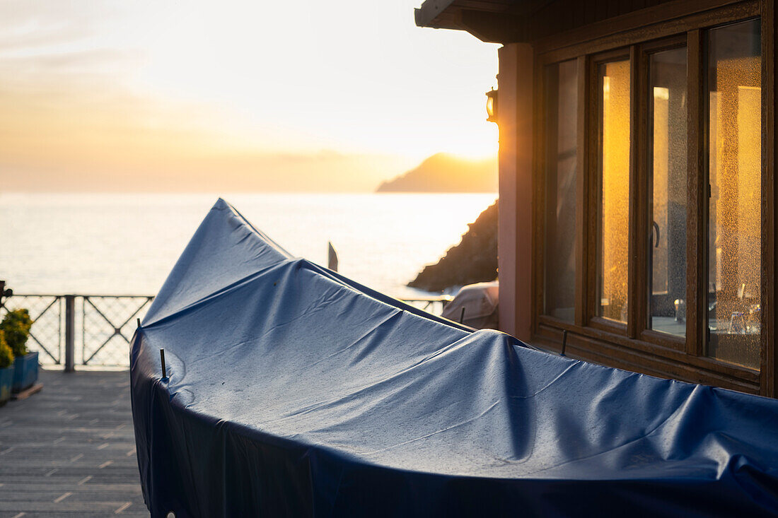 Blicke bei Sonnenuntergang vom Dorf Manarola, Nationalpark Cinque Terre, Gemeinde Riomaggiore, Provinz La Spezia, Bezirk Ligurien, Italien, Europa