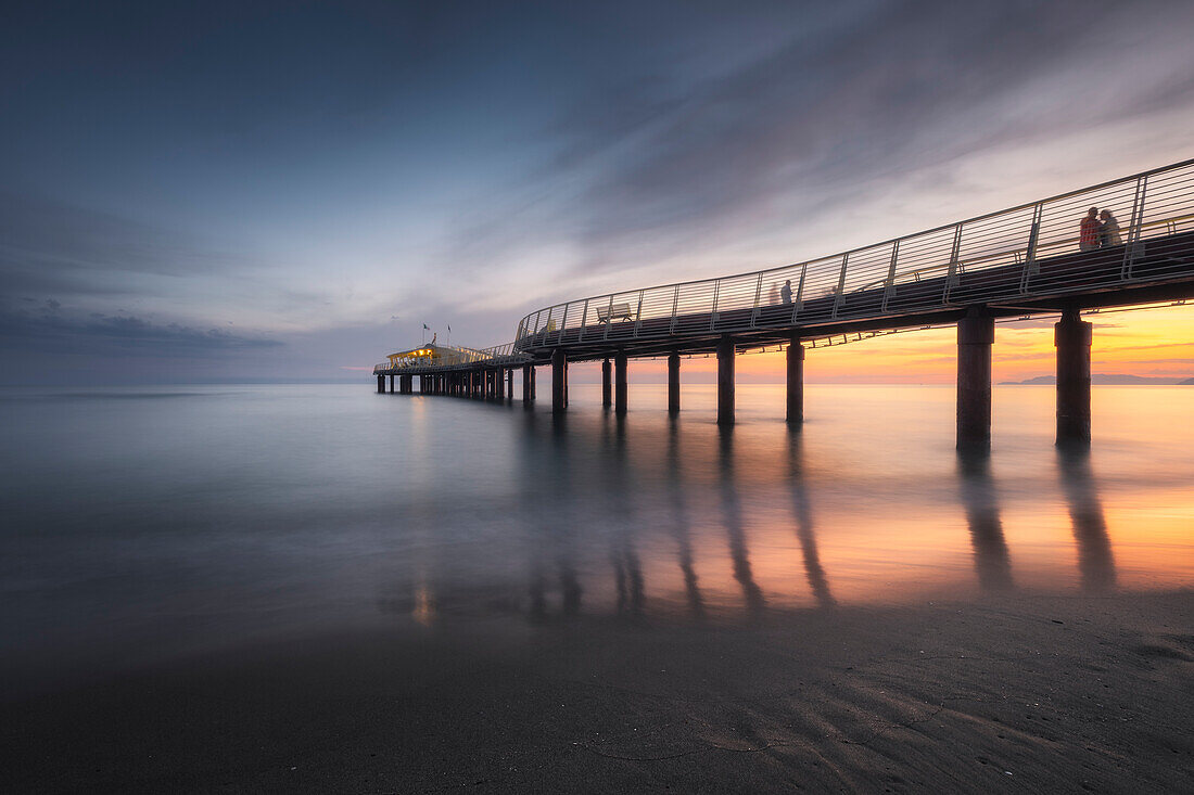 Langzeitbelichtung auf dem Steg von Lido di Camaiore, Provinz Lucca, Versilia, Toskana, Italien, Europa