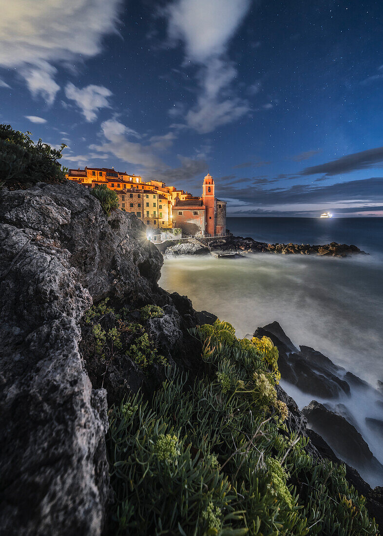 Nacht mit einer anderen Perspektive auf das Dorf Tellaro, Gemeinde Lerici, Provinz La Spezia, Region Ligurien, Italien, Europa