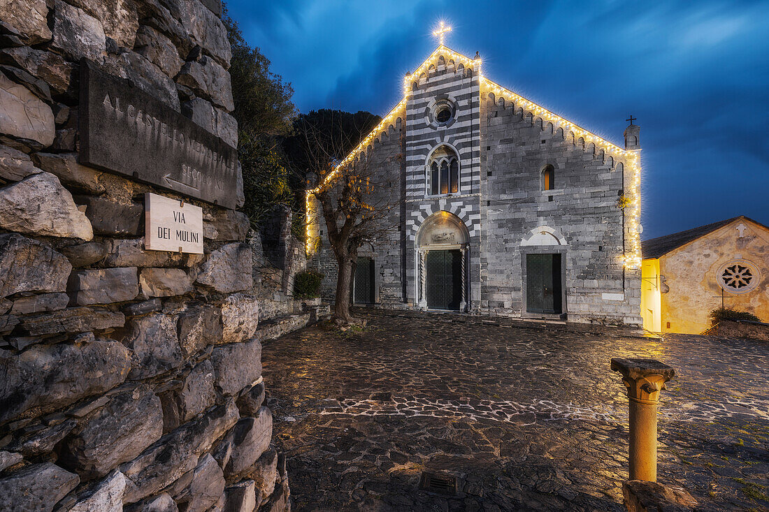 Nacht auf der Kirche von San Lorenzo in Portovenere mit Weihnachtsbeleuchtung, Gemeinde Porto Venere, Provinz La Spezia, Region Ligurien, Italien, Europa
