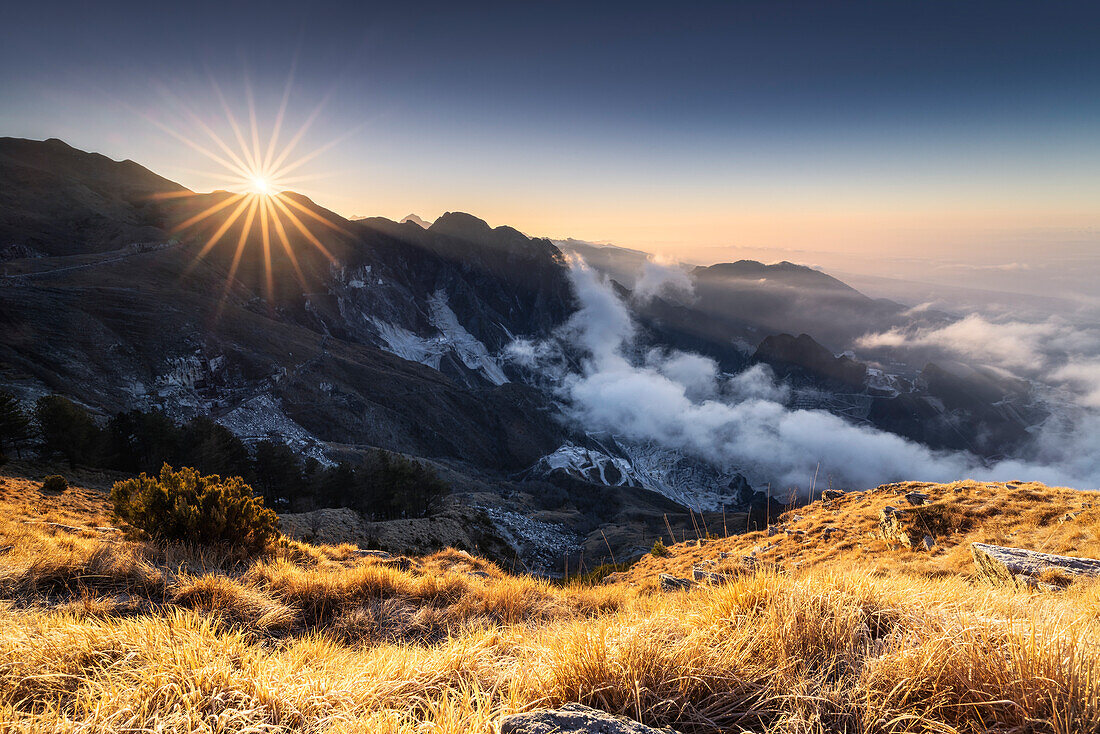 Sonnenaufgang über den Wiesen von Campocecina, Nationalpark der Apuanischen Alpen, Blick auf die Marmorbrüche von Carrara, Provinz Massa Carrara, Region Toskana, Italien, Europa