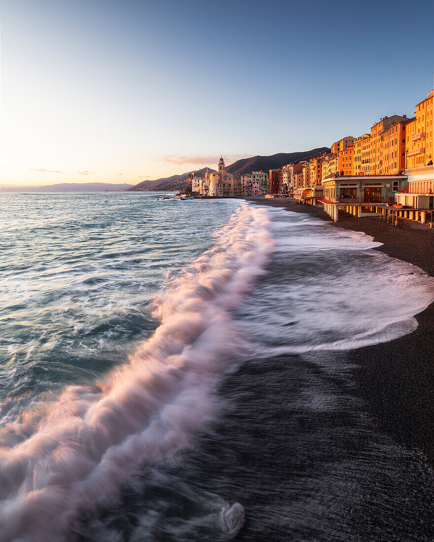 Sturm bei Sonnenuntergang am Strand von Camogli, Gemeinde Camogli, Provinz Genua, Ligurien, Italien, Europa