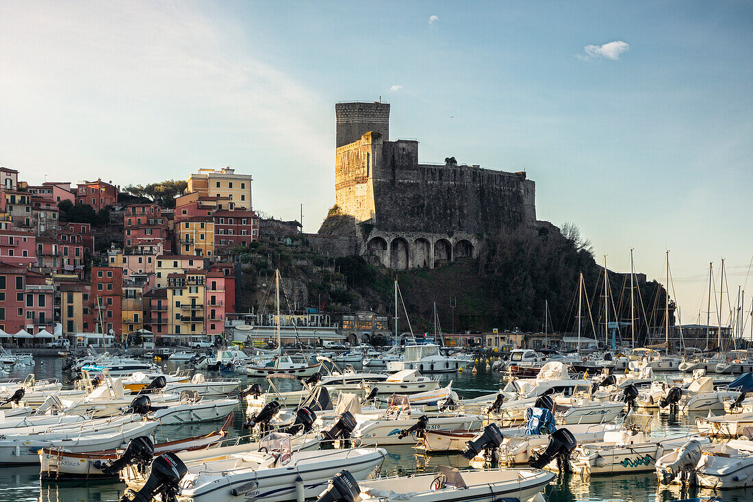 Das Schloss von Lerici, beleuchtet von den Lichtern der Morgendämmerung, Gemeinde Lerici, Provinz La Spezia, Ligurien, Italien, Europa