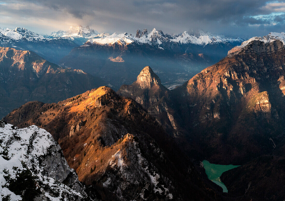 Sonnenuntergang auf dem Gipfel des Berges Dolada, im Alpago-Gebirge, Italien