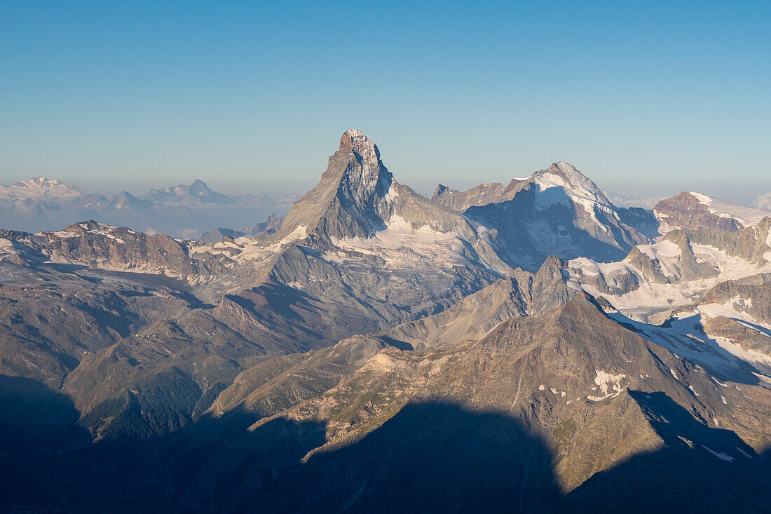 Die Nordwand des Matterhorns und der Dent d'Herens vom Nadelgrat aus. Zermatt-Tal, Kanton Vallese, Alpen, Schweiz